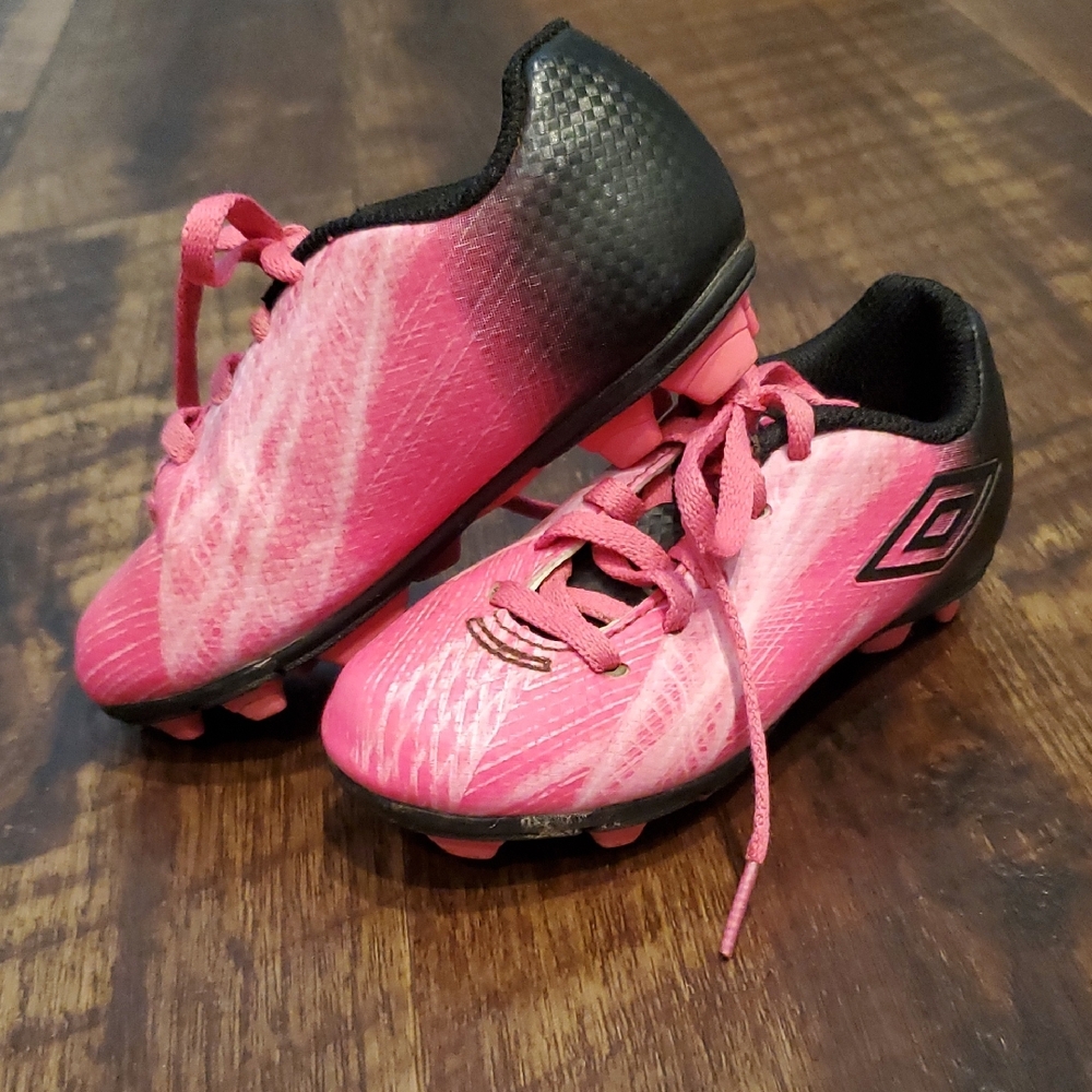 Umbro Girls Pink Soccer Cleats, Size 9K